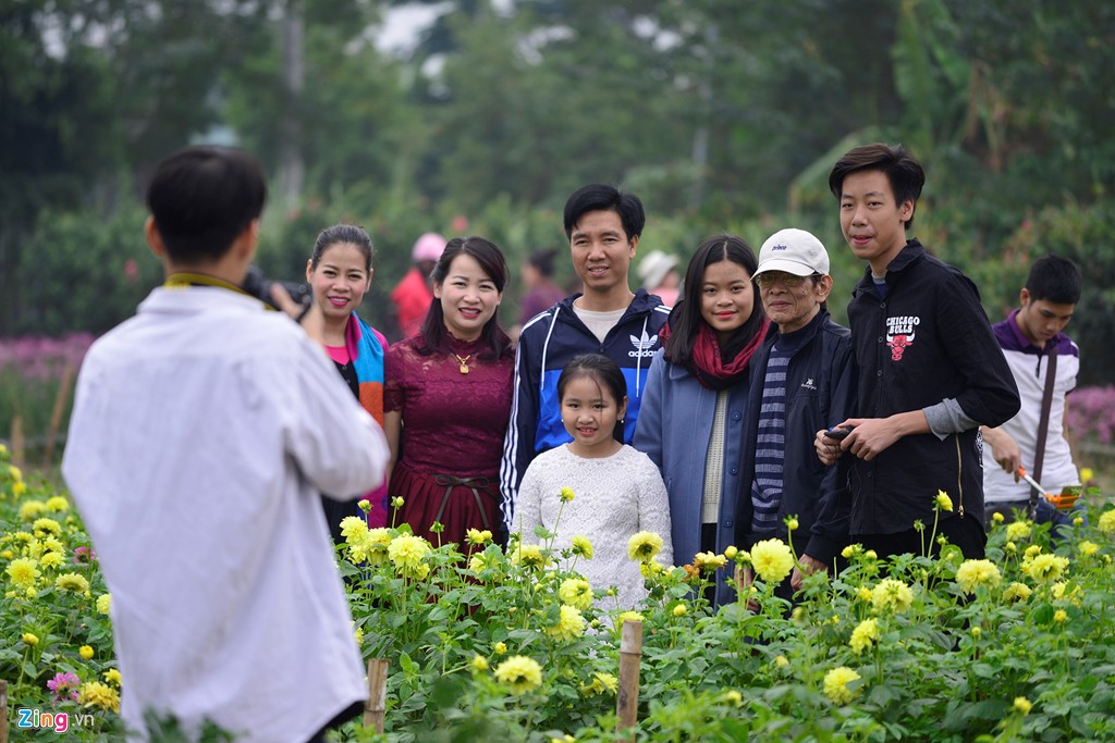 Hình bài viết Vườn đào Nhật Tân đông đúc du khách ngày nghỉ lễ