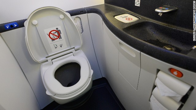 Hình bài viết Vì sao nhà vệ sinh trên máy bay ngày càng nhỏ?