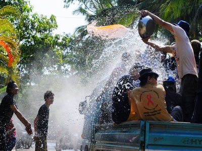 Hình bài viết Tết té nước ở Lào