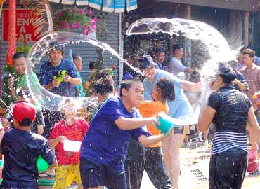 Hình bài viết Lễ hội té nước ở Thái Lan