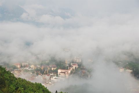 Hình ảnh Thị trấn Sapa ngủ yên trong sương, nhìn từ trên cổng trời. - Sapa