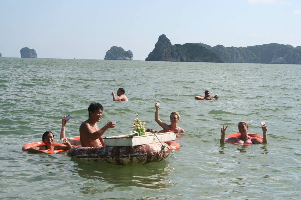 Hình ảnh 3.3.floating bar at Monkey island resort - Hà Nội