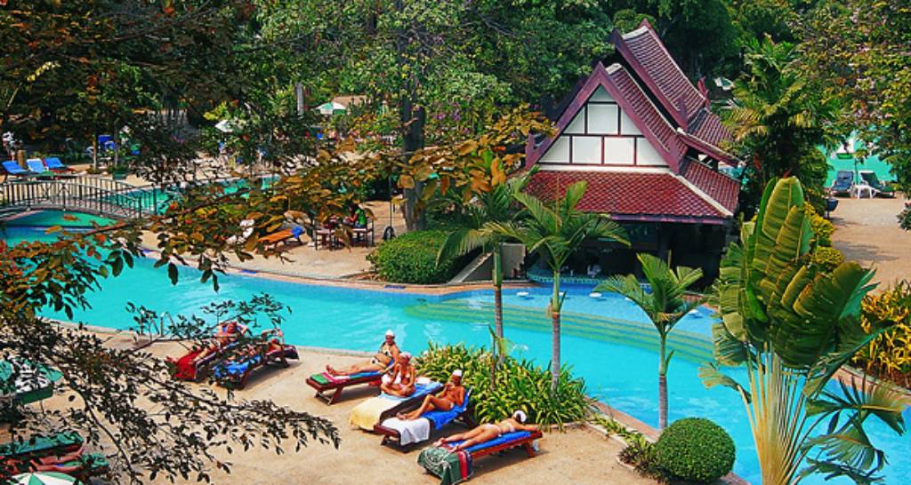 Hình ảnh Tắm nắng trong khuôn viên Resort - Pattaya Park Beach Resort
