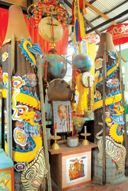 Hình ảnh Cặp đèn cầy lớn bên bàn thờ Bác Hồ - Chùa Đất Sét