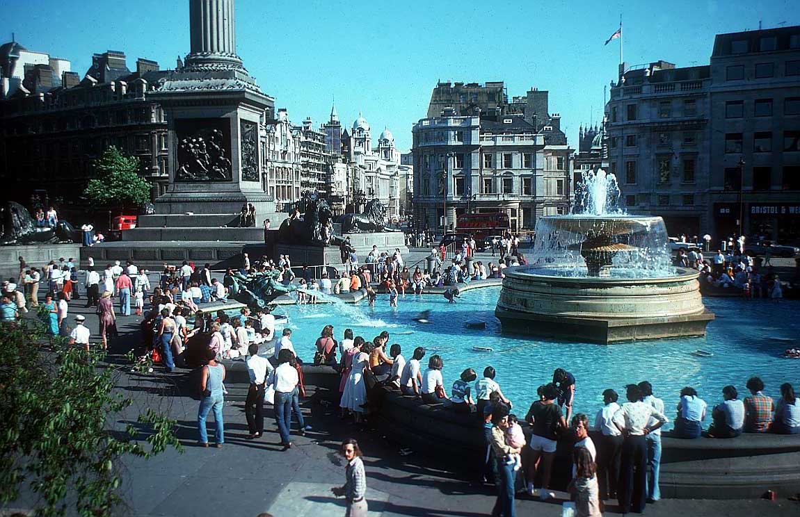 Hình ảnh Người dân London tập trung tại quảng trường những ngày nóng bức - Quảng trường Trafalgar