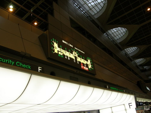 Hình ảnh Một bảng hướng dẫn tại sân bay Tokyo - Sân bay quốc tế Tokyo