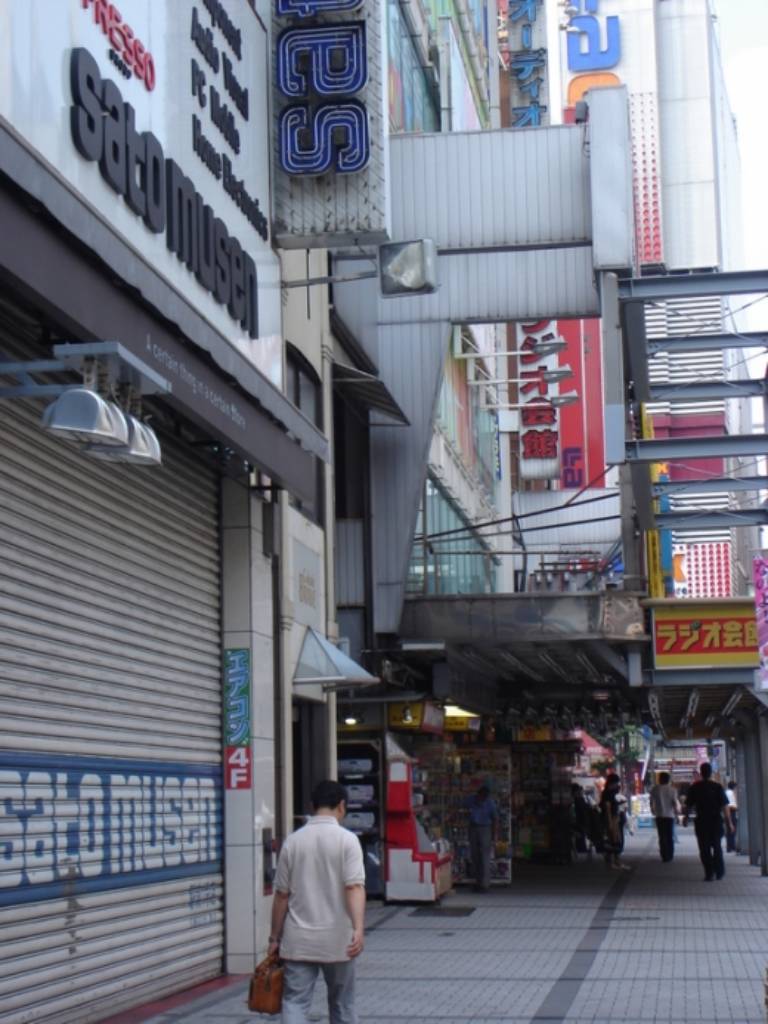 Hình ảnh Khu chợ vào sáng sớm chỉ có một vài tiệm mở cửa - Akihabara