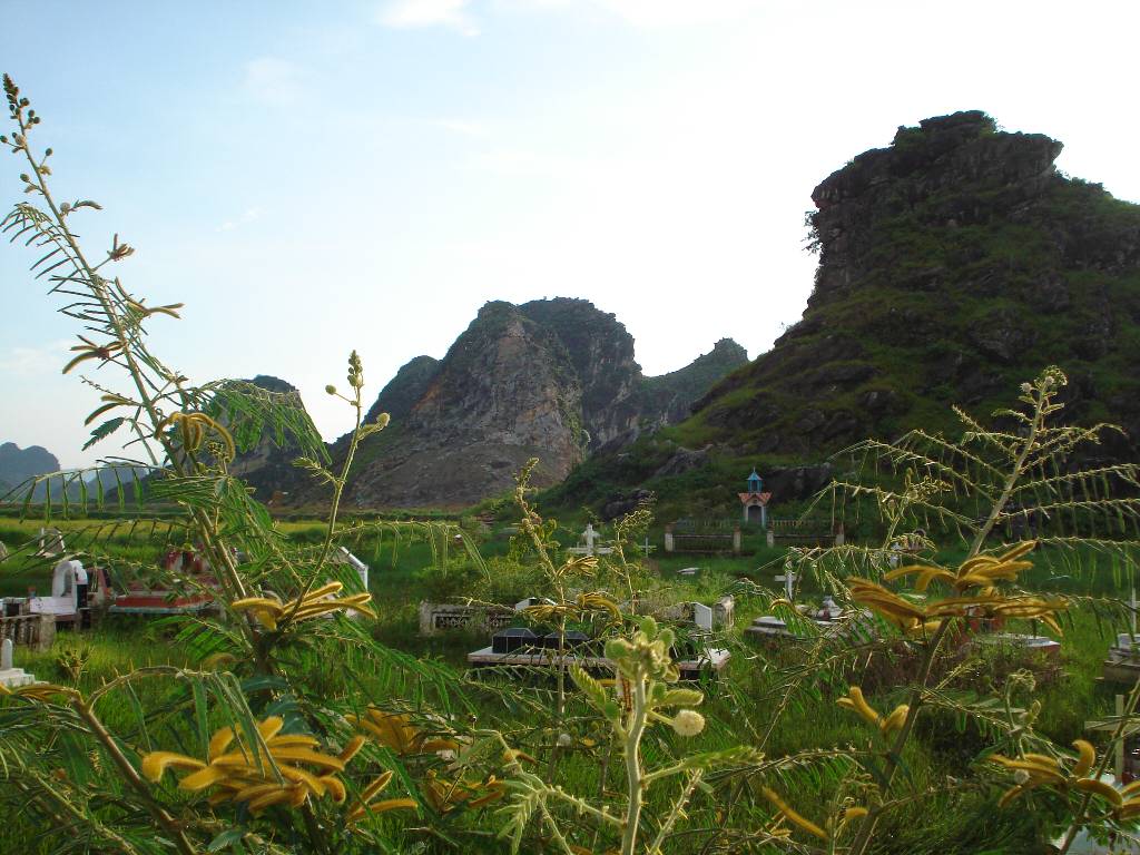 Hình ảnh Dãy núi bao bọc làng Kênh Gà .JPG - Ninh Bình