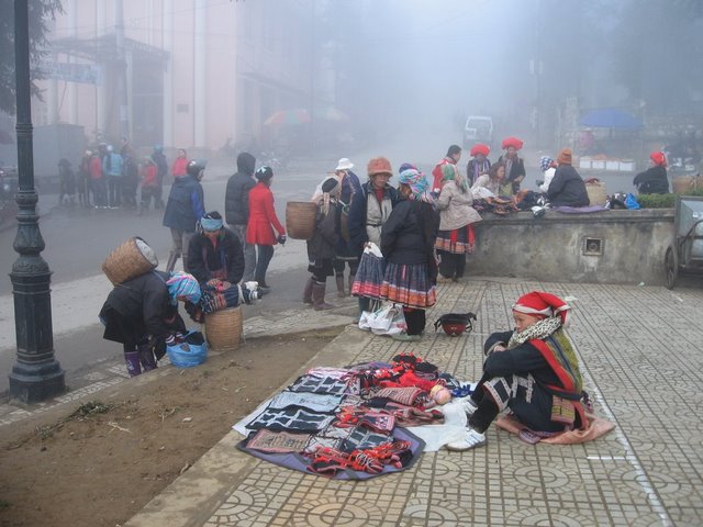 Hình ảnh Người dân tộc Hmông buôn bán dạo bên đường phố - Sapa