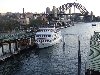 Hình ảnh Cầu Cảng Sydney. Chụp từ Circular Quay. Bên tay phải là nhà hát Con Sò. - Úc