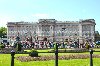 Hình ảnh Hàng ngàn người đến tham quan mỗi ngày - Điện Buckingham
